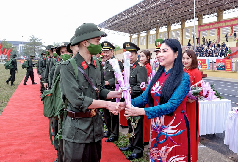 Bí thư Tỉnh ủy Vĩnh Phúc tặng hoa chúc mừng tân binh tại huyện Vĩnh Tường Bí thư Tỉnh ủy Vĩnh Phúc tặng hoa chúc mừng tân binh tại huyện Vĩnh Tường