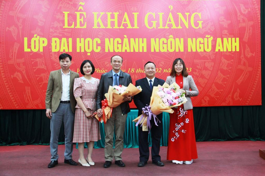 Đại diện lớp học tặng hoa lãnh đạo Trường Ngoại ngữ và Trung tâm GDTX tỉnh Vĩnh Phúc.