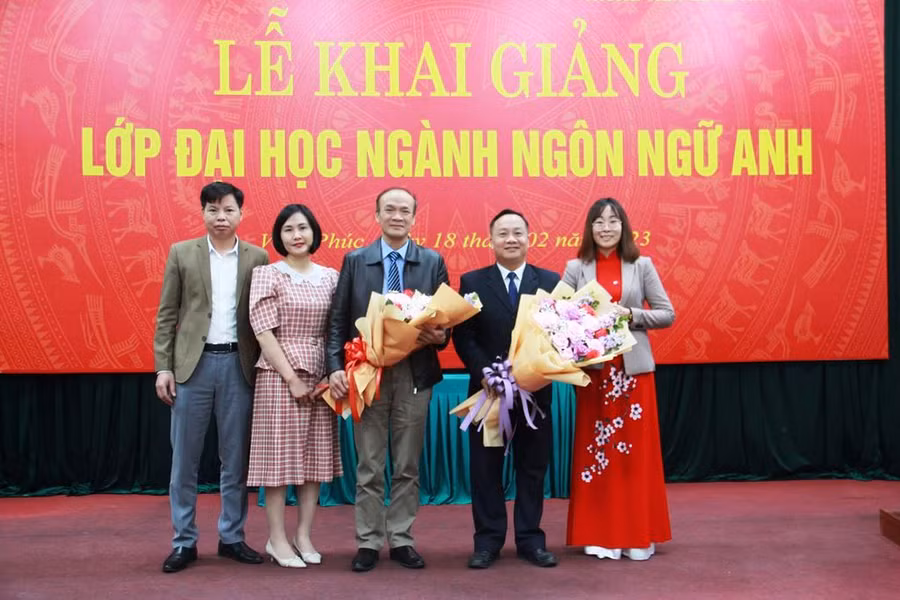 Đại diện lớp học tặng hoa lãnh đạo Trường Ngoại ngữ và Trung tâm GDTX tỉnh Vĩnh Phúc. Đại diện lớp học tặng hoa lãnh đạo Trường Ngoại ngữ và Trung tâm GDTX tỉnh Vĩnh Phúc.
