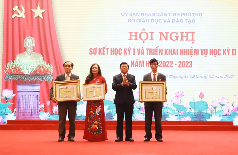 Thừa ủy quyền của lãnh đạo Nhà nước, ông Nguyễn Văn Mạnh, Giám đốc Sở GD&ĐT Phú Thọ trao Huân chương Lao động hạng Ba và Kỷ niệm chương Hùng Vương cho các cá nhân có thành tích xuất sắc.