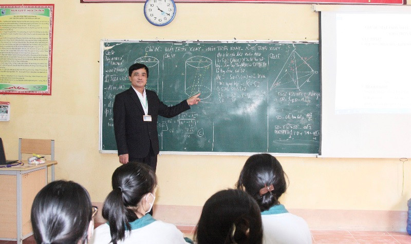 Thầy và trò Trường THPT Long Châu Sa đang tăng tốc hoàn thành chương trình học kỳ 2 và tiến hành ôn tập cho học sinh thi tốt nghiệp THPT