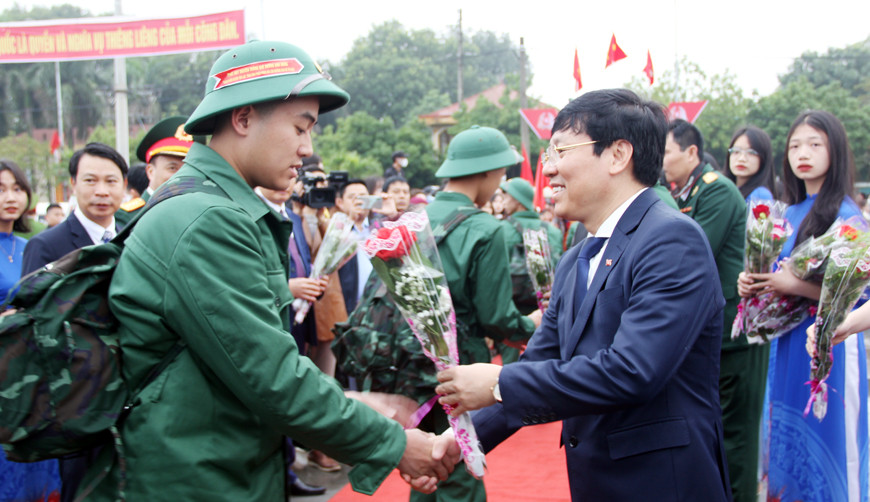 Chủ tịch UBND tỉnh Vĩnh Phúc Lê Duy Thành tặng hoa chúc mừng tân binh tại huyện Yên Lạc Chủ tịch UBND tỉnh Vĩnh Phúc Lê Duy Thành tặng hoa chúc mừng tân binh tại huyện Yên Lạc