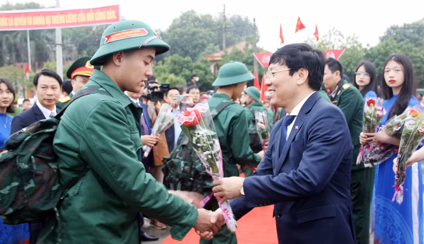 Chủ tịch UBND tỉnh Vĩnh Phúc Lê Duy Thành tặng hoa chúc mừng tân binh tại huyện Yên Lạc