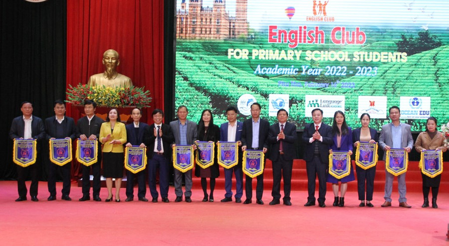 Ban tổ chức trao cờ lưu niệm cho các Câu lạc bộ tham gia giao lưu Ban tổ chức trao cờ lưu niệm cho các Câu lạc bộ tham gia giao lưu