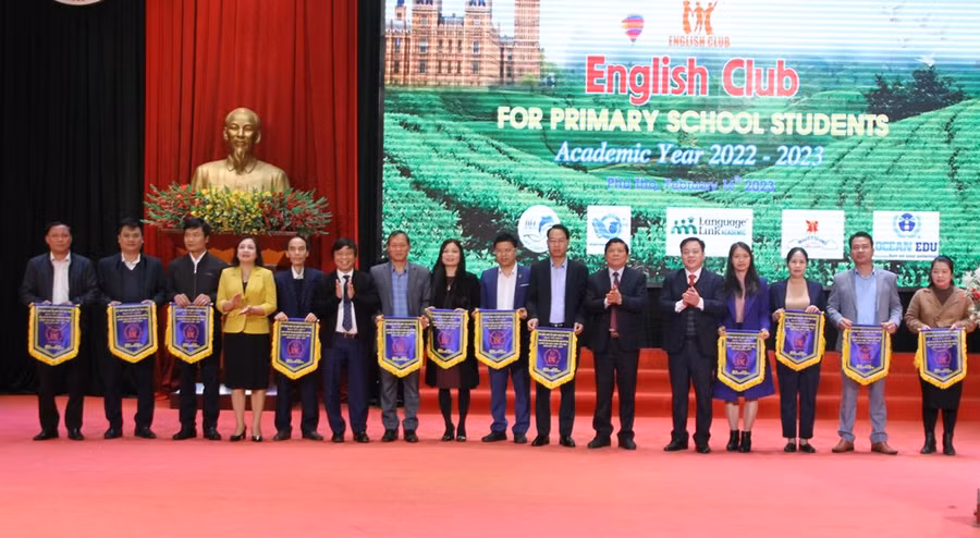 Ban tổ chức trao cờ lưu niệm cho các Câu lạc bộ tham gia giao lưu