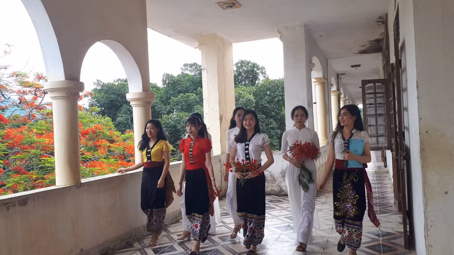 Học sinh Trường THPT Quế Phong (huyện Quế Phong, Nghệ An) đến từ nhiều thành phần dân tộc như: Thái, Mông, Khơ mú... Ảnh: NTCC.