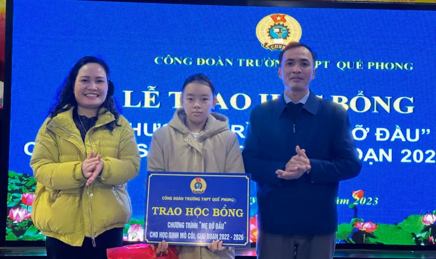 Trao học bổng chương trình mẹ đỡ đầu của Công đoàn Trường THPT Quế Phong cho học sinh mồ côi, khó khăn của trường. Ảnh: NTCC.