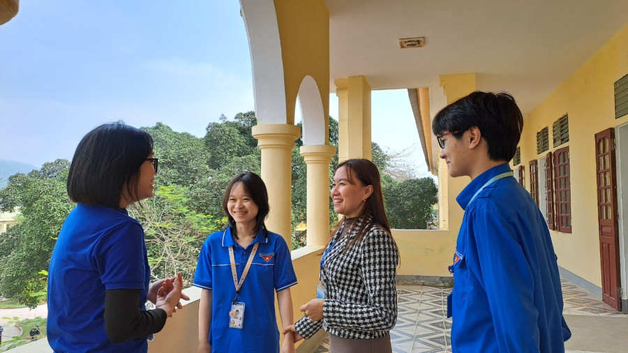 Giáo viên nhà trường thường xuyên quan tâm, trò chuyện, chia sẻ các vấn đề với học sinh. Ảnh: NTCC.