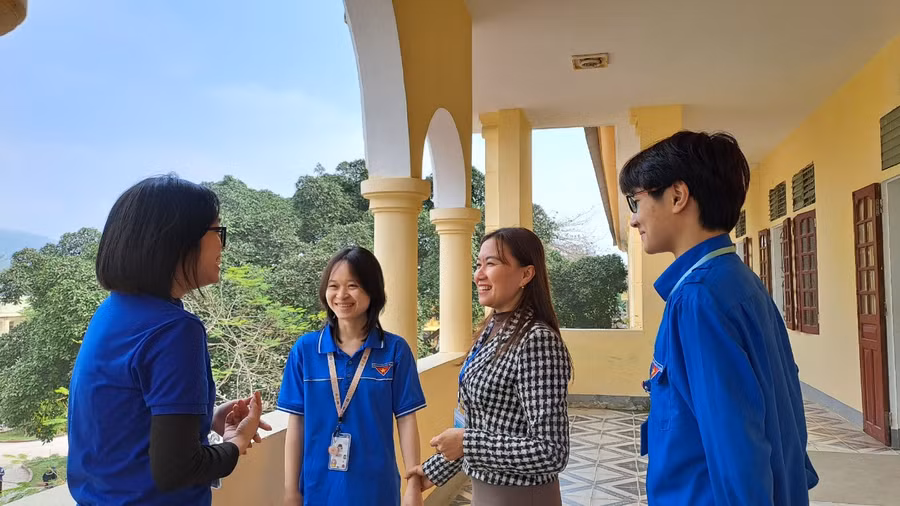 Giáo viên nhà trường thường xuyên quan tâm, trò chuyện, chia sẻ các vấn đề với học sinh. Ảnh: NTCC.