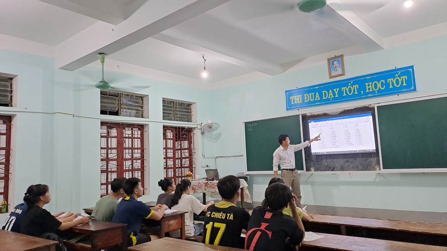 Giáo viên Trường THPT Quế Phong (Nghệ An) phụ đạo kiến thức, hướng dẫn tự học và ôn tập vào buổi tối tại trường cho học sinh. Ảnh: NTCC.