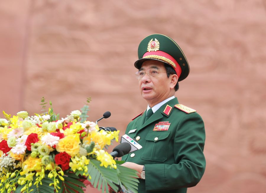 Đại tướng Phan Văn Giang - Ủy viên Bộ Chính trị, Phó Bí thư Quân ủy Trung ương, Bộ trưởng Bộ Quốc phòng phát biểu tại Lễ khánh thành Bức phù điêu “Bác Hồ nói chuyện với các cán bộ, chiến sĩ Đại đoàn Quân Tiên Phong”. Đại tướng Phan Văn Giang - Ủy viên Bộ Chính trị, Phó Bí thư Quân ủy Trung ương, Bộ trưởng Bộ Quốc phòng phát biểu tại Lễ khánh thành Bức phù điêu “Bác Hồ nói chuyện với các cán bộ, chiến sĩ Đại đoàn Quân Tiên Phong”.