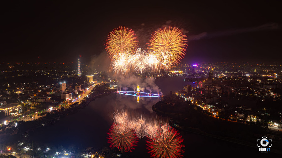 Màn bắn pháo hoa diễn ra khoảng 15 phút (ảnh: Tùng Vy). Màn bắn pháo hoa diễn ra khoảng 15 phút (ảnh: Tùng Vy).