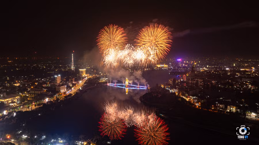 Màn bắn pháo hoa diễn ra khoảng 15 phút (ảnh: Tùng Vy). Màn bắn pháo hoa diễn ra khoảng 15 phút (ảnh: Tùng Vy).