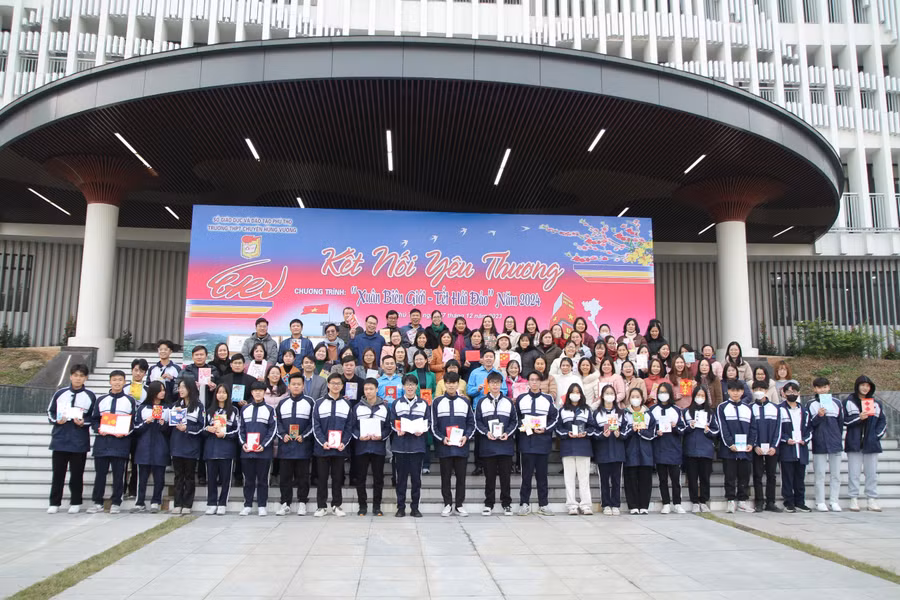 Tiến sĩ Phạm Tuấn Anh - Bí thư Đảng ủy, Hiệu trưởng Trường THPT Chuyên Hùng Vương nhấn mạnh:Thầy và trò nhà trường nhận thức sâu sắc về trách nhiệm, nguyện sẽ đồng tâm hiệp lực, đoàn kết, phát huy tối đa bản lĩnh, trí tuệ và tài năng, xác định rõ chủ trương chiến lược cũng như phương châm hành động, chủ động thiết kế các chương trình, kế hoạch ưu việt nhất; chủ động tham mưu, đề xuất những giải pháp hiệu quả nhằm khai thác tối đa công năng cơ sở vật chất mới, hướng đến định hình, phát triển một ngôi trường thông minh, ngôi trường hạnh phúc.