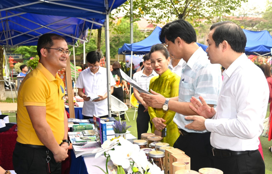 Đại biểu tham quan gian trưng bày sách.