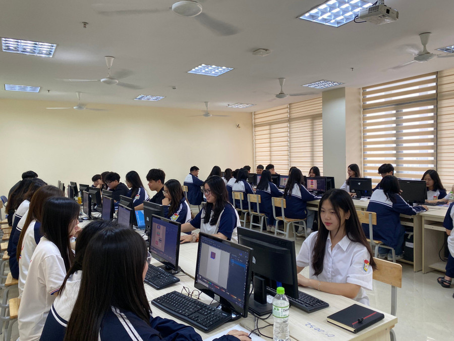 Tất cả sẵn sàng cho định hướng phát triển một môi trường giáo dục ưu việt, ở Trường THPT Chuyên Hùng Vương học sinh được phát triển bản thân mình theo đúng năng lực, năng khiếu, kỹ năng được hình thành, rèn luyện và phát triển toàn diện, tài năng được chú trọng phát triển chuyên sâu, khai phóng. Một môi trường không chỉ hướng người học đến những giải cao trong các kỳ thi mà cao hơn là hướng đến cho tương lai nguồn nhân lực sáng tạo, nhạy bén, có khả năng nắm bắt và thích ứng với những thay đổi nhanh chóng của thời đại. Tất cả sẵn sàng cho định hướng phát triển một môi trường giáo dục ưu việt, ở Trường THPT Chuyên Hùng Vương học sinh được phát triển bản thân mình theo đúng năng lực, năng khiếu, kỹ năng được hình thành, rèn luyện và phát triển toàn diện, tài năng được chú trọng phát triển chuyên sâu, khai phóng. Một môi trường không chỉ hướng người học đến những giải cao trong các kỳ thi mà cao hơn là hướng đến cho tương lai nguồn nhân lực sáng tạo, nhạy bén, có khả năng nắm bắt và thích ứng với những thay đổi nhanh chóng của thời đại.