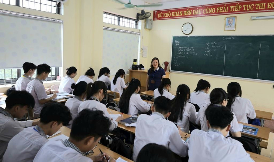 Tại Trường THPT Phong Châu, không khí học tập, ôn luyện cũng rất khẩn trương. Tại Trường THPT Phong Châu, không khí học tập, ôn luyện cũng rất khẩn trương.