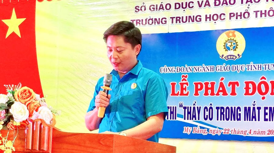 Ông Lê Thành Tuyên - Chủ tịch Công đoàn ngành Giáo dục tỉnh Tuyên Quang phát biểu tại lễ phát động cuộc thi. Ông Lê Thành Tuyên - Chủ tịch Công đoàn ngành Giáo dục tỉnh Tuyên Quang phát biểu tại lễ phát động cuộc thi.