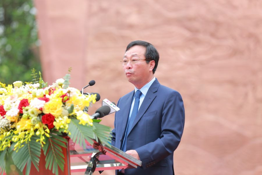 Ông Bùi Văn Quang - Phó Bí thư Tỉnh ủy, Chủ tịch UBND tỉnh Phú Thọ phát biểu tại Lễ khánh thành Bức phù điêu “Bác Hồ nói chuyện với các cán bộ, chiến sĩ Đại đoàn Quân Tiên Phong”. Ông Bùi Văn Quang - Phó Bí thư Tỉnh ủy, Chủ tịch UBND tỉnh Phú Thọ phát biểu tại Lễ khánh thành Bức phù điêu “Bác Hồ nói chuyện với các cán bộ, chiến sĩ Đại đoàn Quân Tiên Phong”.