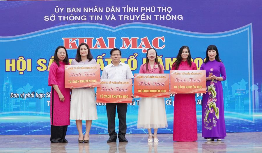 Ban Tổ chức trao tặng Tủ sách khuyến học cho các trường học trên địa bàn thành phố Việt Trì.