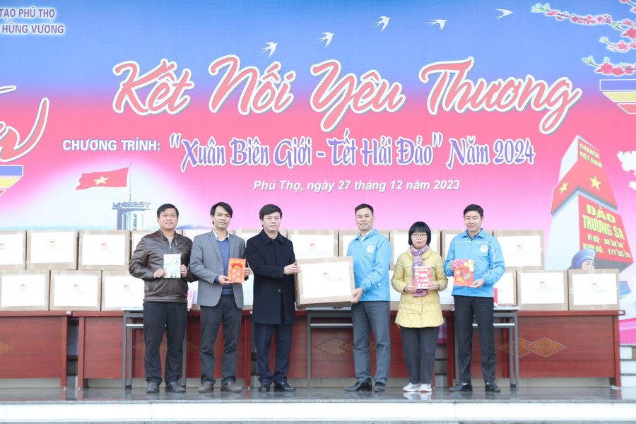 Từ những bước chân còn chập chững trên hành trình đầy gian khó của những ngày đầu thành lập, đến hành trình vạn dặm trong suốt hơn bốn thập kỷ đã qua, với sự tâm huyết, nỗ lực của biết bao thế hệ thầy và trò đã làm nên danh tiếng của ngôi trường mang tên Chuyên Hùng Vương. Từ những bước chân còn chập chững trên hành trình đầy gian khó của những ngày đầu thành lập, đến hành trình vạn dặm trong suốt hơn bốn thập kỷ đã qua, với sự tâm huyết, nỗ lực của biết bao thế hệ thầy và trò đã làm nên danh tiếng của ngôi trường mang tên Chuyên Hùng Vương.