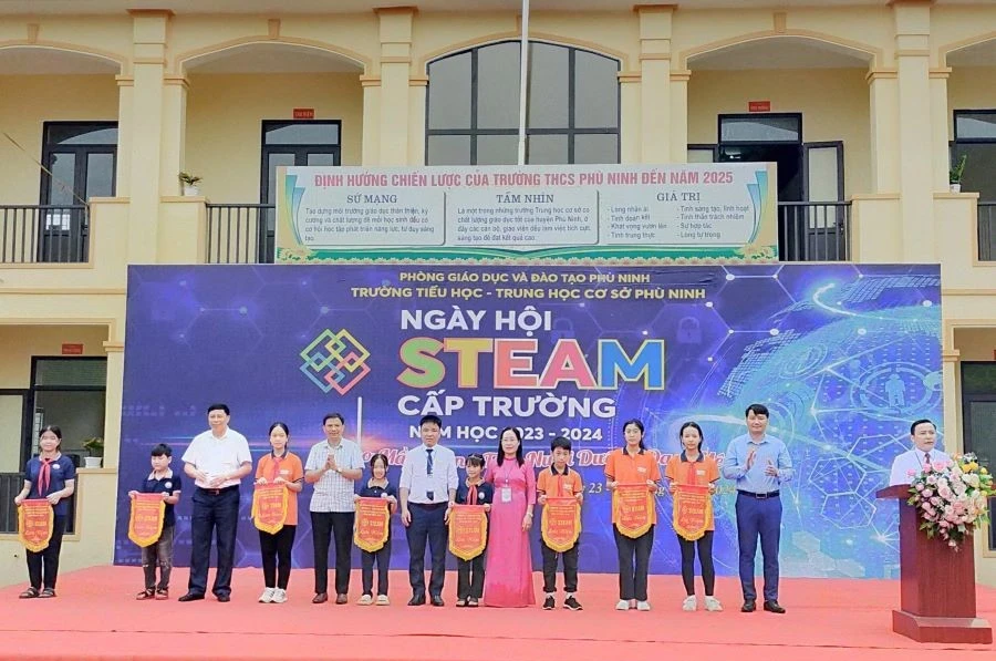 Các đại biểu cùng Ban tổ chức trao cờ lưu niệm cho đại diện các đội có gian hàng trưng bày sản phầm Steam.