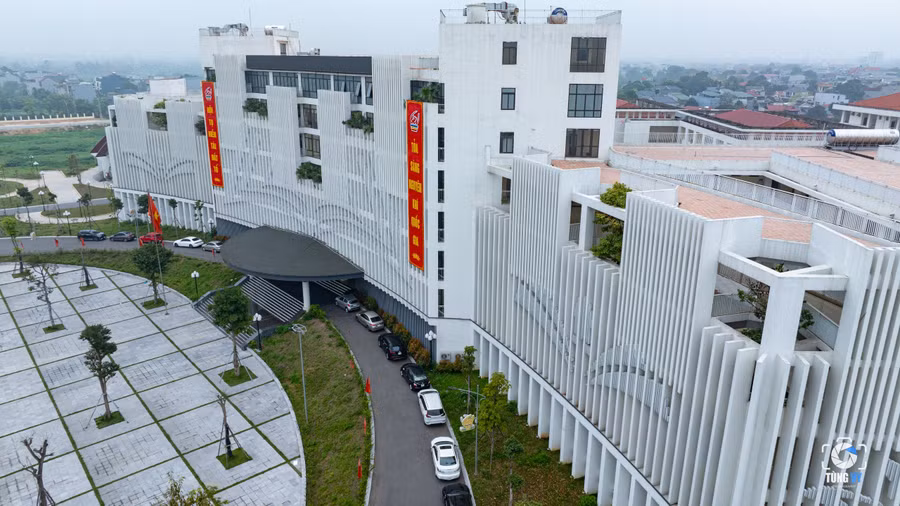 Trường THPT Chuyên Hùng Vương có tiền thân là lớp Toán đặc biệt của tỉnh Phú Thọ được thành lập năm 1966, đặt tại Trường cấp III Hùng Vương, thị xã Phú Thọ. Năm 1982, các lớp chuyên được tách thành phân hiệu năng khiếu Hùng Vương. Năm 1986, Phân hiệu năng khiếu Hùng Vương được đổi tên thành Trường THPT Chuyên Hùng Vương. Tháng 9/1994 nhà trường chuyển về địa điểm mới tại phường Tân Dân, thành phố Việt Trì (tỉnh Phú Thọ), khép lại 12 năm hình thành và phát triển tại thị xã Phú Thọ.