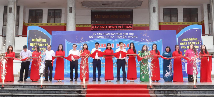 Các đại biểu cắt băng khai mạc Hội Sách Đất Tổ năm 2024.