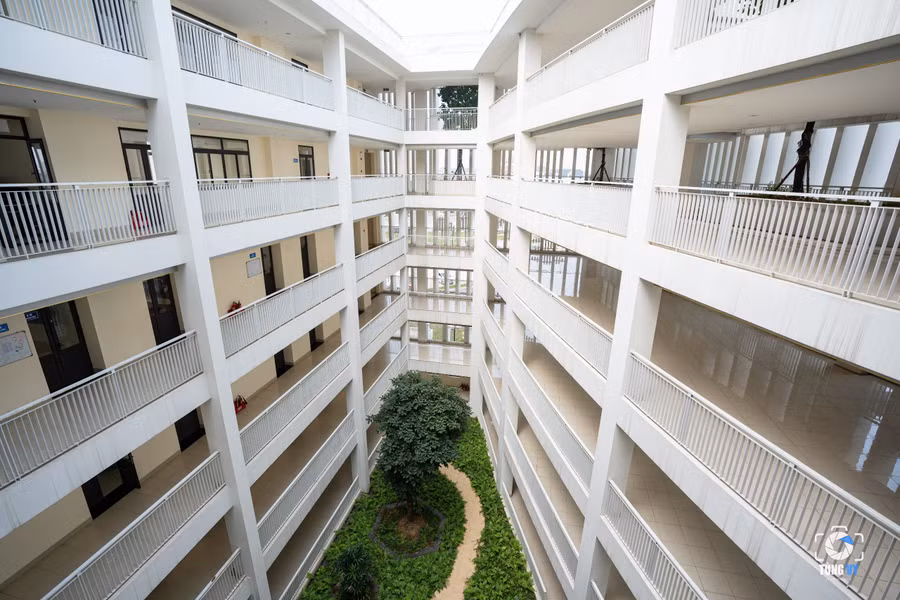 Ngày 11/10/2020, đã khởi công xây dựng công trình Trường THPT Chuyên Hùng Vương; dự án quy hoạch trên tổng diện tích 4,72ha tại xã Trưng Vương và phường Thanh Miếu, thành phố Việt Trì với tổng mức đầu tư 457,4 tỉ đồng.