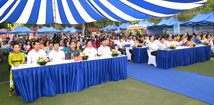 Đại biểu tham dự ngày hội.