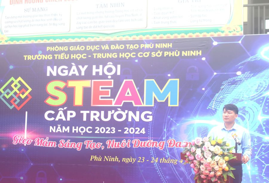 Ông Phạm Hồng Sơn - Phó trưởng Phòng GD&amp;ĐT huyện Phù Ninh phát biểu.