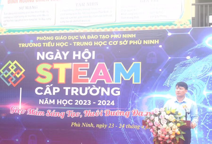 Ông Phạm Hồng Sơn - Phó trưởng Phòng GD&amp;ĐT huyện Phù Ninh phát biểu.