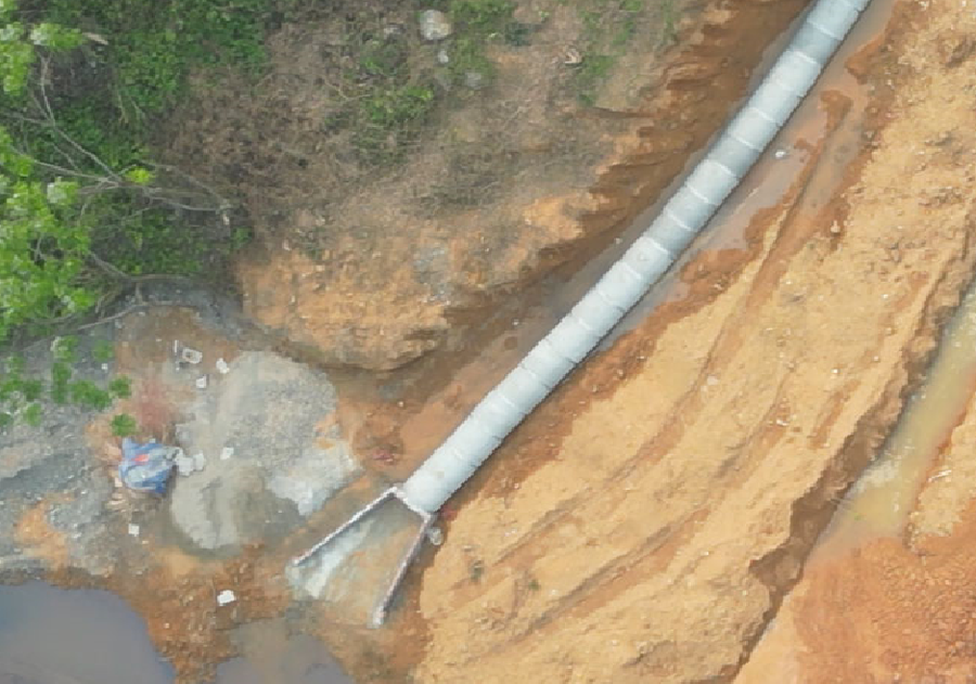 Hệ thống thoát nước do chủ đầu tư tự triển khai, lắp đặt thường xuyên dập vỡ, tiềm ẩn nguy cơ úng ngập, ảnh hưởng đến đời sống và canh tác của người dân phía đầu nguồn.