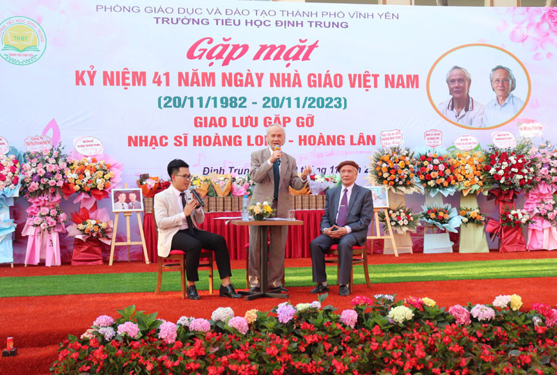 Cô và trò Trường Tiểu học Định Trung gặp gỡ, giao lưu với hai “Nhạc sĩ của tuổi thơ" Hoàng Long và Hoàng Lân. Hai nhạc sĩ đã chia sẻ về cuộc đời, sự nghiệp sáng tác, các ca khúc viết cho thiếu nhi còn sống mãi với thời gian. Các em học sinh đã mạnh dạn giao lưu và bày tỏ tình cảm, sự khâm phục của mình với hai nhạc sĩ… Cô và trò Trường Tiểu học Định Trung gặp gỡ, giao lưu với hai “Nhạc sĩ của tuổi thơ" Hoàng Long và Hoàng Lân. Hai nhạc sĩ đã chia sẻ về cuộc đời, sự nghiệp sáng tác, các ca khúc viết cho thiếu nhi còn sống mãi với thời gian. Các em học sinh đã mạnh dạn giao lưu và bày tỏ tình cảm, sự khâm phục của mình với hai nhạc sĩ…