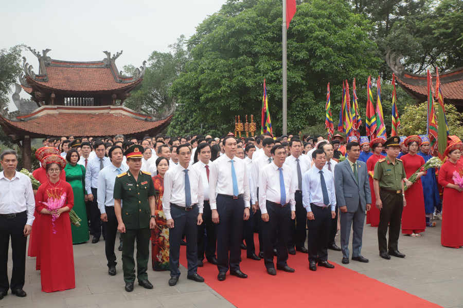 Ông Bùi Minh Châu - Bí thư Tỉnh ủy Phú Thọ cùng các đại biểu dâng hương tưởng niệm Đức Quốc Tổ Lạc Long Quân. Ông Bùi Minh Châu - Bí thư Tỉnh ủy Phú Thọ cùng các đại biểu dâng hương tưởng niệm Đức Quốc Tổ Lạc Long Quân.