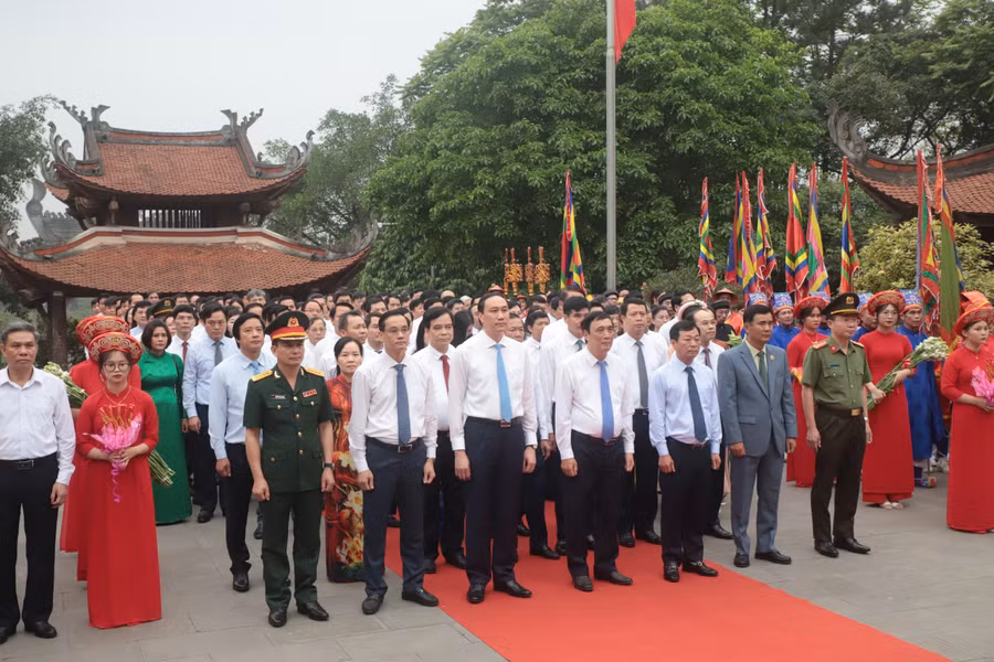 Ông Bùi Minh Châu - Bí thư Tỉnh ủy Phú Thọ cùng các đại biểu dâng hương tưởng niệm Đức Quốc Tổ Lạc Long Quân.