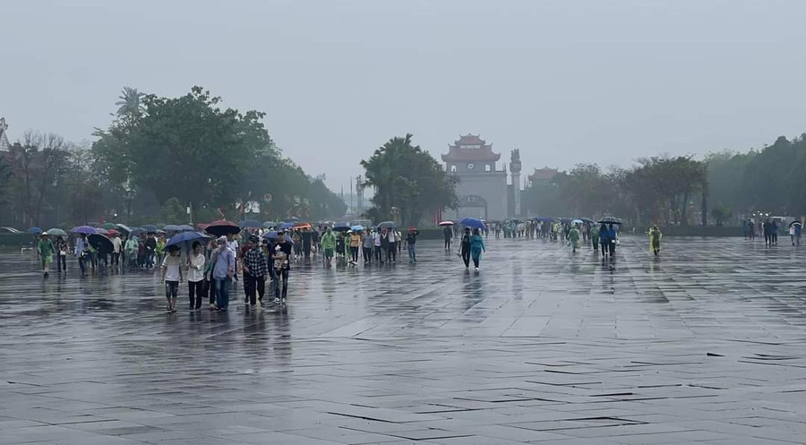 Thời tiết không làm ảnh hưởng đến lượng du khách đến dâng hương.