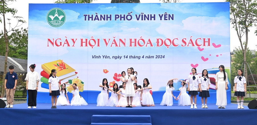 Tiết mục kể chuyện của học sinh Trường THCS Vĩnh Yên tại ngày hội.