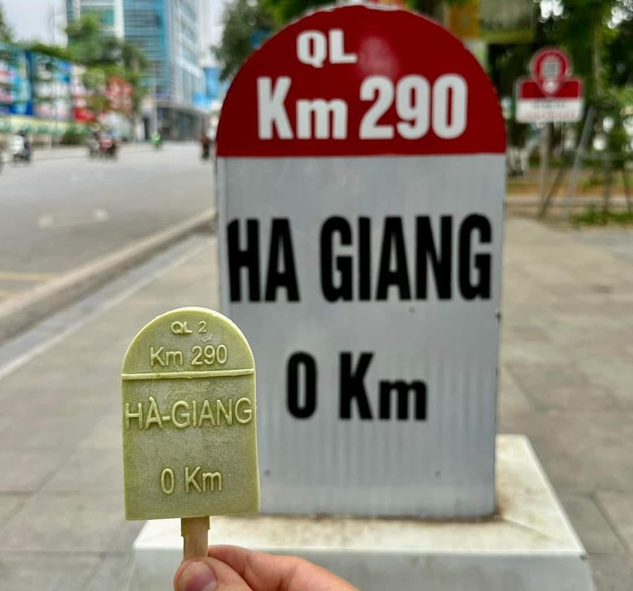 Kem hình cột mốc “Hà Giang 0 Km” hút khách check-in.