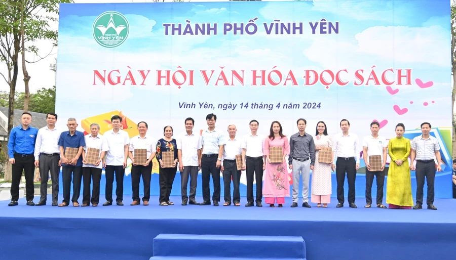 Lãnh đạo thành phố Vĩnh Yên tặng sách tới các gia đình tiêu biểu.