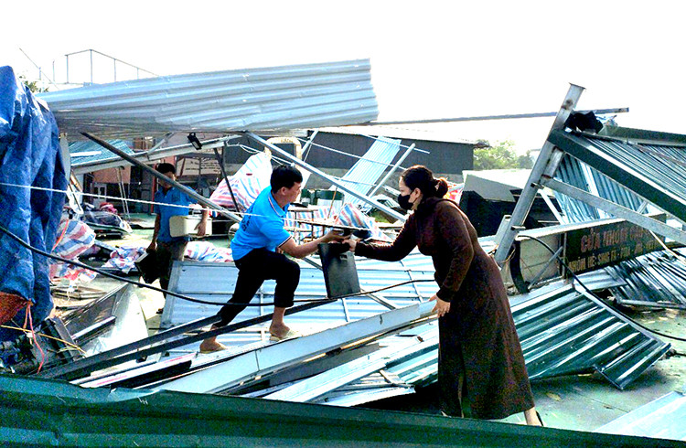 Hộ ông Nguyễn Tiến Dũng trú tại khu Thống Nhất, thị trấn Thanh Sơn (huyện Thanh Sơn) bị thiệt hại nặng do mưa dông. Hộ ông Nguyễn Tiến Dũng trú tại khu Thống Nhất, thị trấn Thanh Sơn (huyện Thanh Sơn) bị thiệt hại nặng do mưa dông.