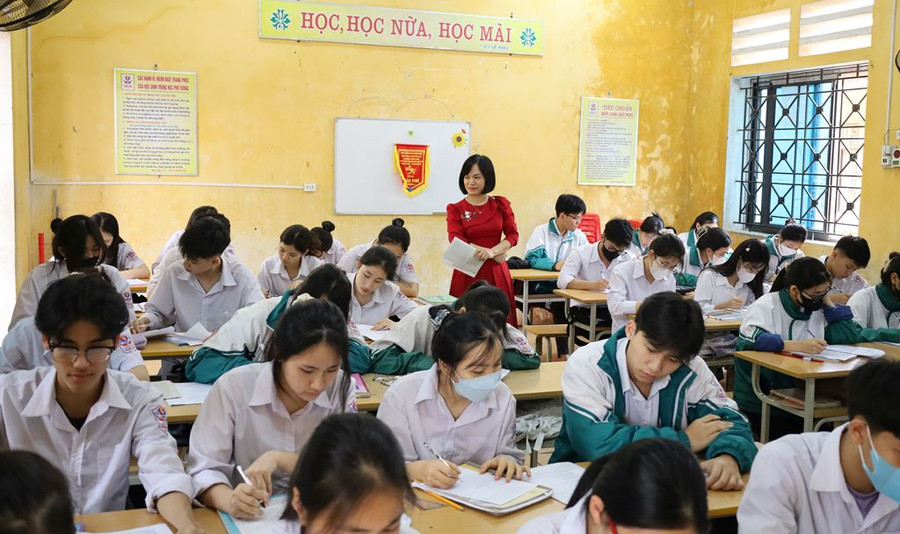 Cô và trò Trường THPT Phong Châu trong giờ ôn tập Ngữ văn. Cô và trò Trường THPT Phong Châu trong giờ ôn tập Ngữ văn.