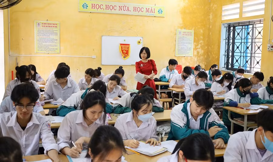 Cô và trò Trường THPT Phong Châu trong giờ ôn tập Ngữ văn.