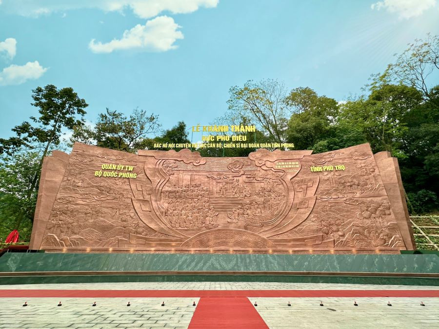 Bức phù điêu hình vòng cung có chiều dài 28,16m, cao 9,2m bằng hợp kim đồng, dày trung bình 1,5cm. Bức phù điêu hình vòng cung có chiều dài 28,16m, cao 9,2m bằng hợp kim đồng, dày trung bình 1,5cm.