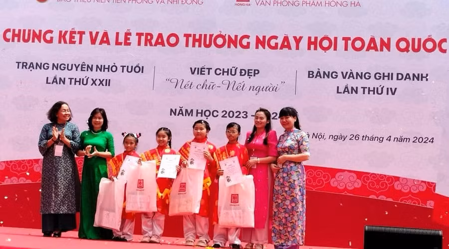 Em Nguyễn Trà My, lớp 5A trường Tiểu học Xuân Lũng (huyện Lâm Thao, tỉnh Phú Thọ) là 1 trong 4 HS đoạt giải Nhất ngày hội Viết chữ đẹp "Nét chữ - Nết người" toàn quốc năm học 2023 - 2024.
