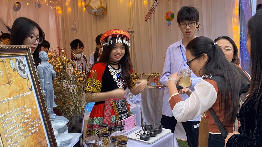 Giới thiệu sản phẩm Stem tại Ngày Hội Stem và Cuộc thi khoa học kĩ thuật dành cho học sinh trung học cấp tỉnh của Yên Bái năm 2023-2024.