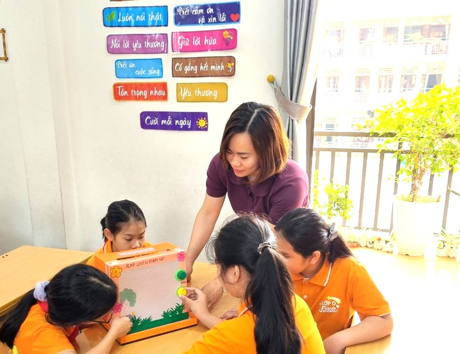 Cô và trò Trường Tiểu học Thanh Miếu hứng thú với tiết học Stem. Cô và trò Trường Tiểu học Thanh Miếu hứng thú với tiết học Stem.