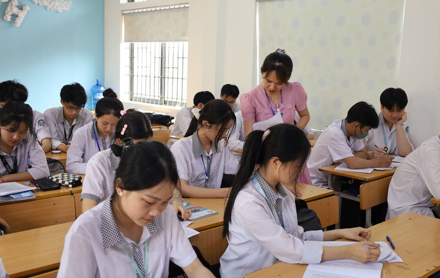 Cô và trò Trường THPT Tam Nông trong giờ ôn tập. Cô và trò Trường THPT Tam Nông trong giờ ôn tập.
