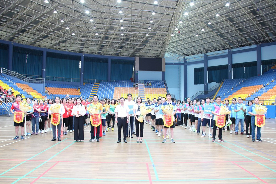 Ông Đặng Công Hòa - Phó Giám đốc Sở GD&ĐT Vĩnh Phúc và Chủ tịch Công đoàn Giáo dục Vĩnh Phúc trao cờ cho các cụm. Ông Đặng Công Hòa - Phó Giám đốc Sở GD&ĐT Vĩnh Phúc và Chủ tịch Công đoàn Giáo dục Vĩnh Phúc trao cờ cho các cụm.