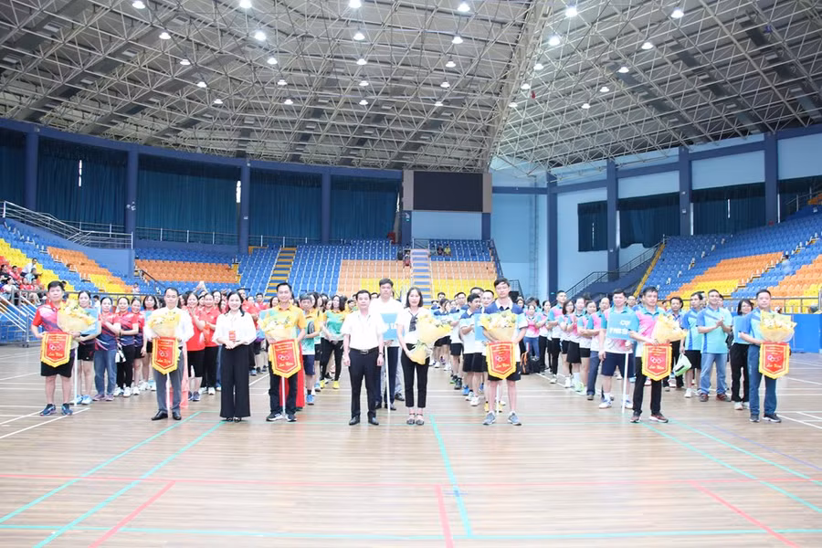 Ông Đặng Công Hòa - Phó Giám đốc Sở GD&amp;ĐT Vĩnh Phúc và Chủ tịch Công đoàn Giáo dục Vĩnh Phúc trao cờ cho các cụm.